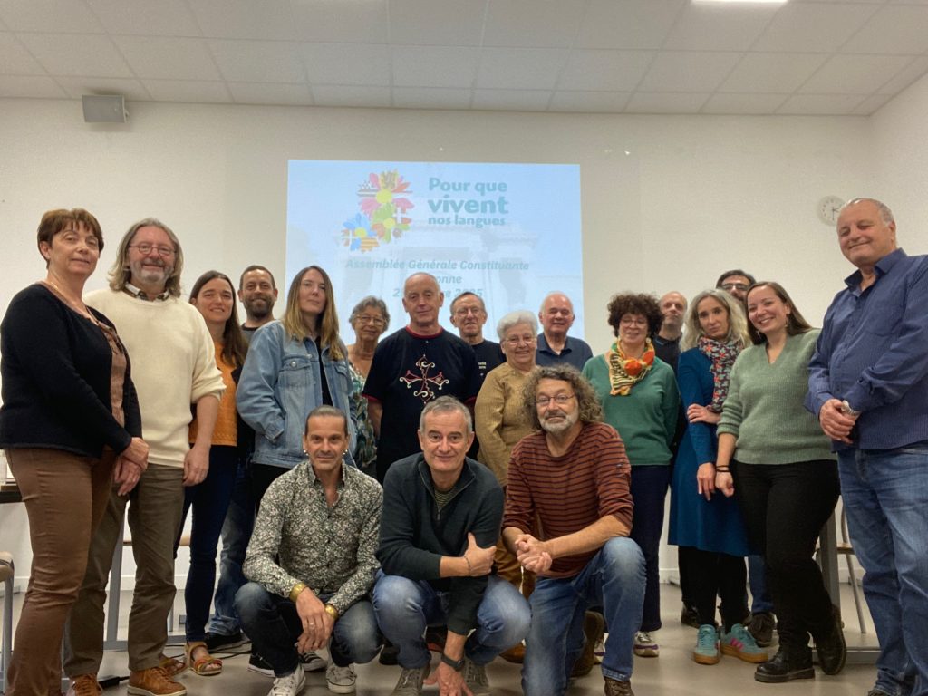 Les membres présents à Bayonne pour voter le premier règlement intérieur de l'association Pour que vivent nos langues